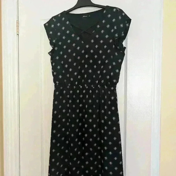 Reitmans Dresses & Skirts - Reitmans size Medium navy dress with pattern